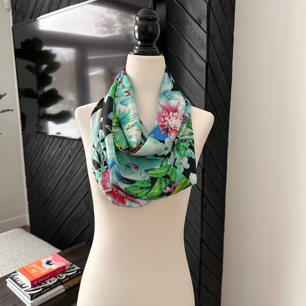 Infinite scarf made in Canada